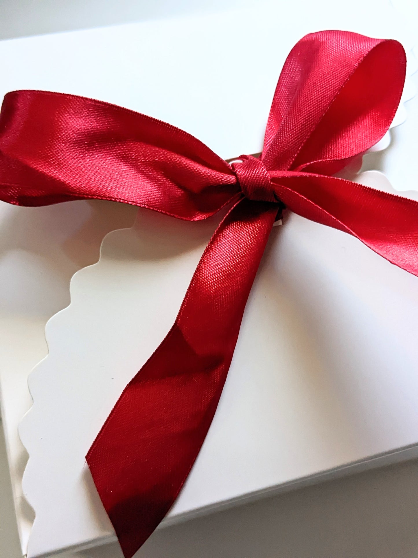 Emvi Gift Box + Ribbon + Card